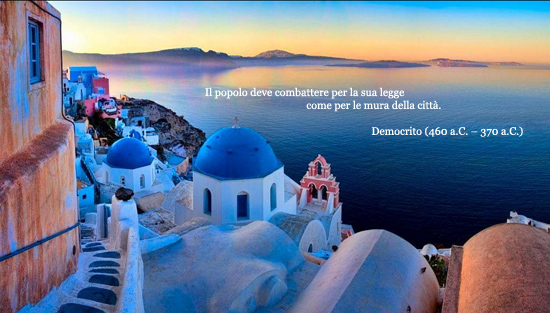 Una massima di Democrito sullo sfondo di una veduta mozzafiato dell'isola di Santorini (Grecia)