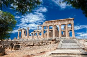 Il Tempio di Aphaia ad Aegina nel golfo del Saronikos